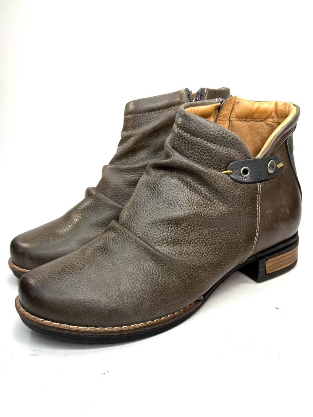 Wandapanda Greige Leather Ankle Boots | 36